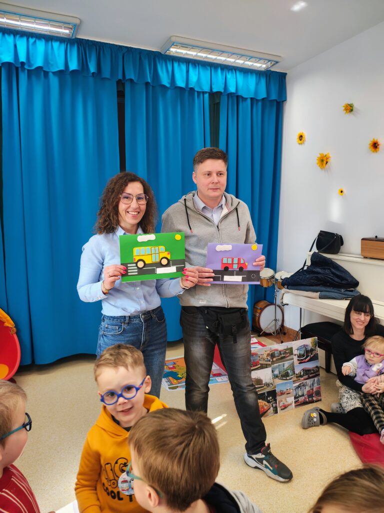 Prowadzący zajęcia z wręczonymi podziękowaniami