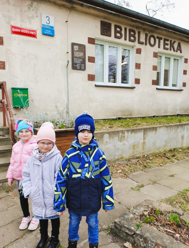 Grupa Promyczków przed budynkiem biblioteki