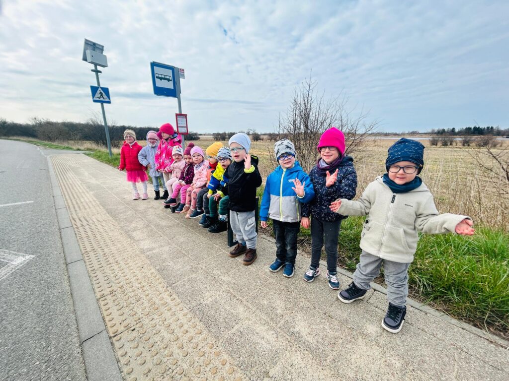 Przedszkolaki na przystanku autobusowym