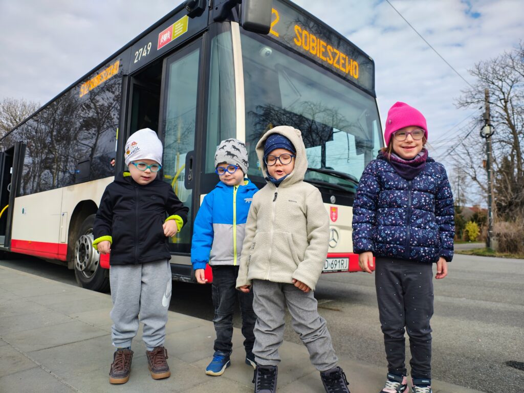 Grupa gwiazdeczek przy autobusie 512