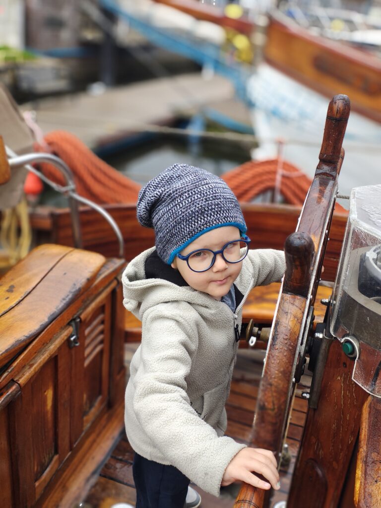 Julian za sterem jachtu