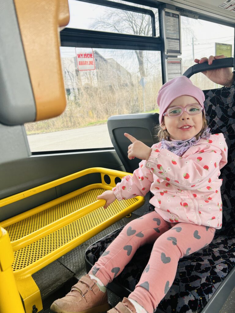 Wiktoria siedząca w autobusie 512