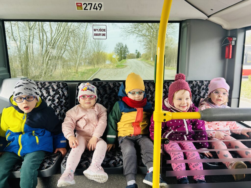 Grupa Słoneczek siedząca w autobusie