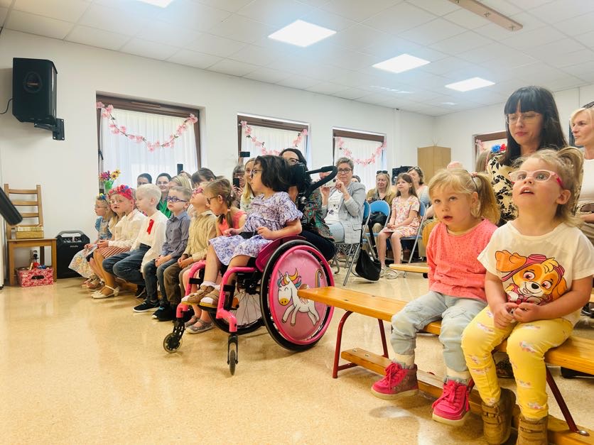 Dzieci oglądające przedstawienie rodziców