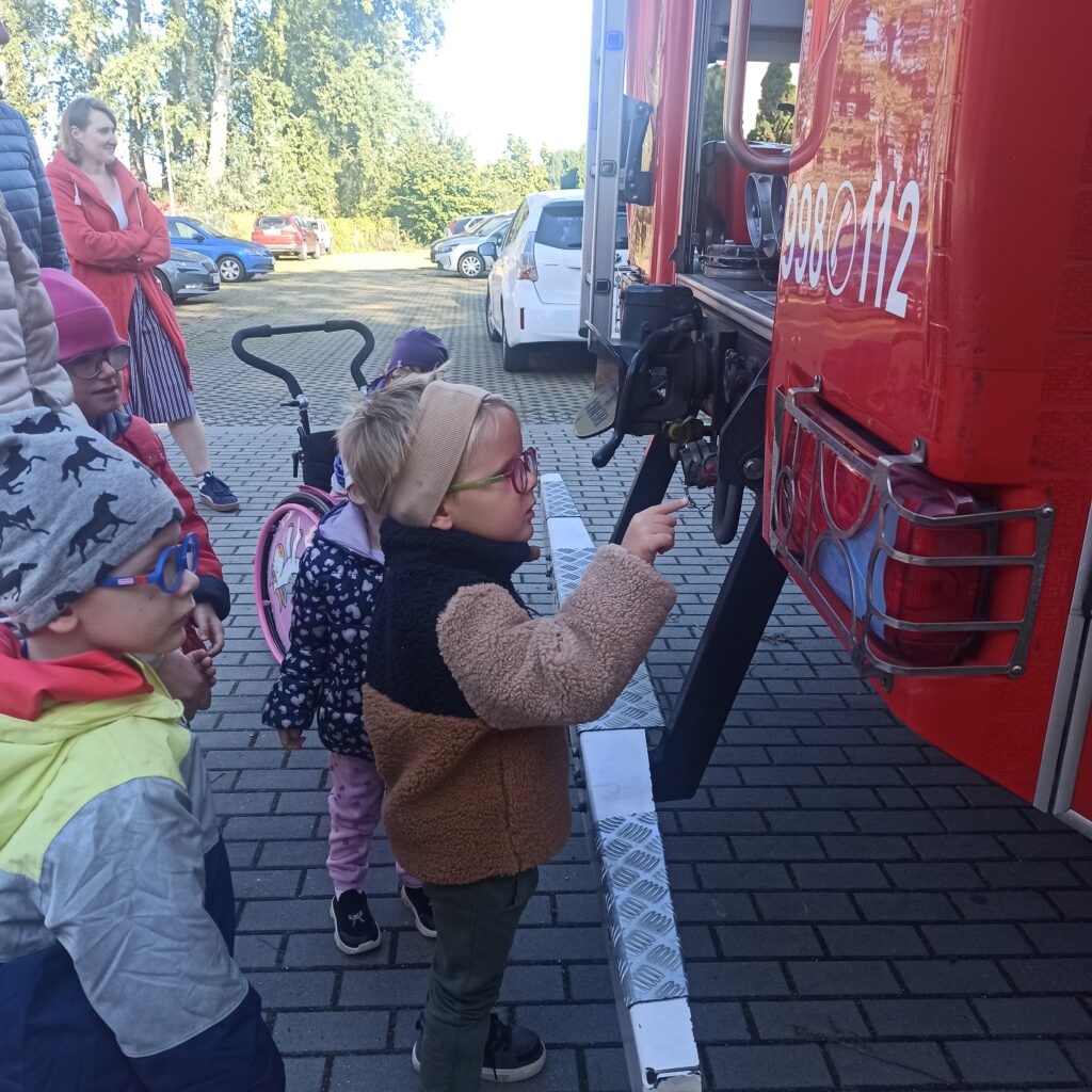 Zapoznawanie się z wozem strażackim