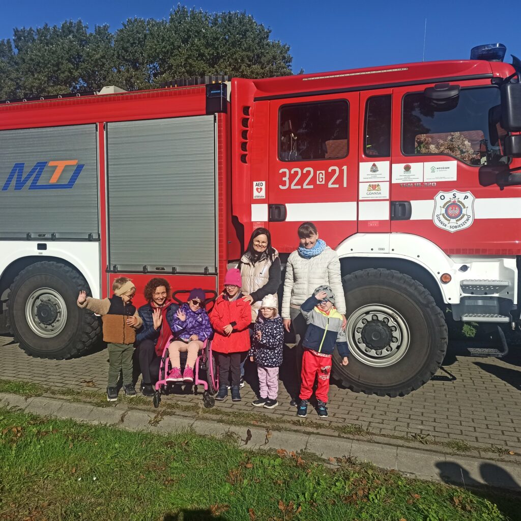 Wspólne zdjęcie Promyczków przy wozie strażackim