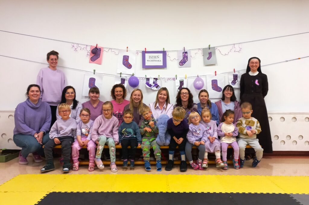 Zdjęcie grupowe w fioletowym kolorze 