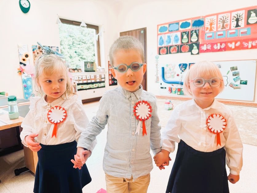 Dzieci z kotylionami