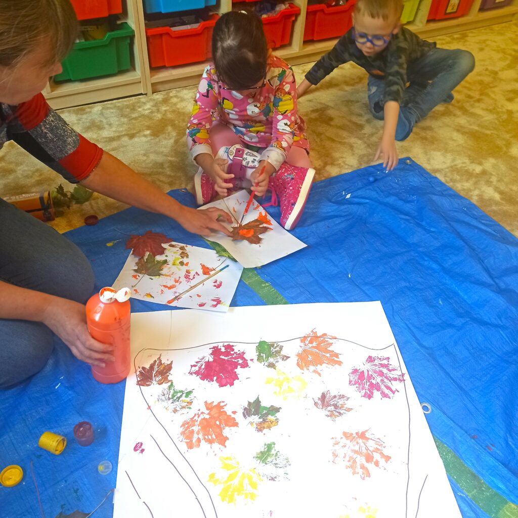 Tworzenie Pani Jesieni z odbitych liści