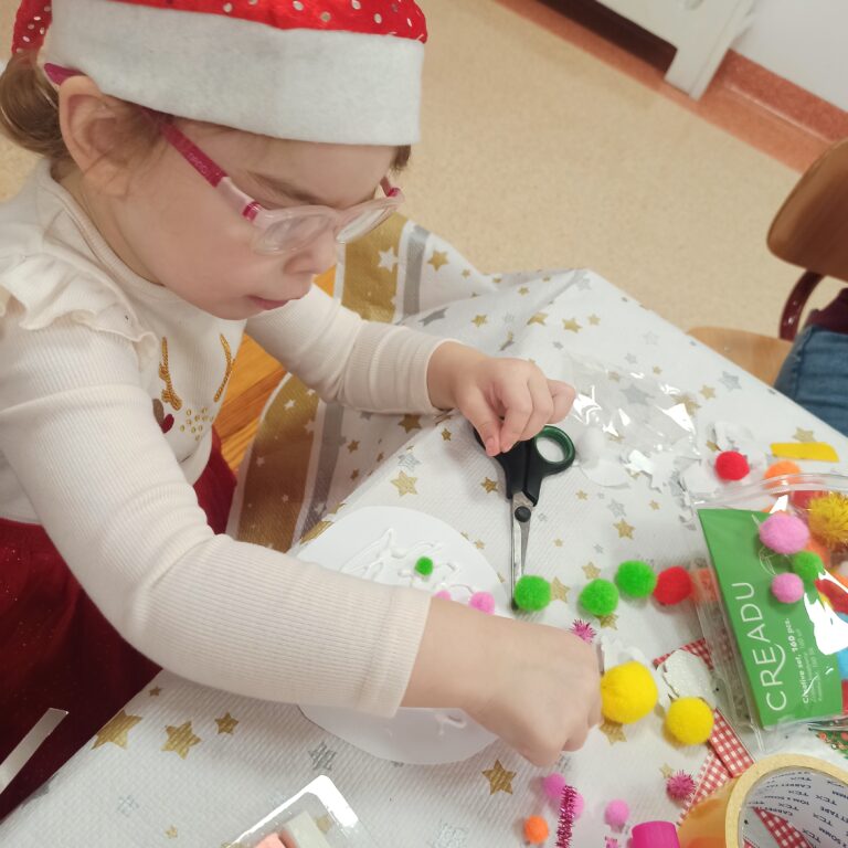 Wiktoria robi prace plastyczne