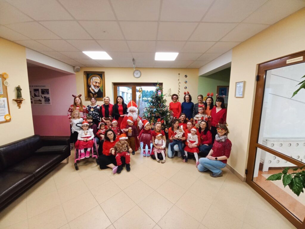 Wspólnie zdjęcie dzieci z św.Mikołajem i wolontariuszami ORLENU