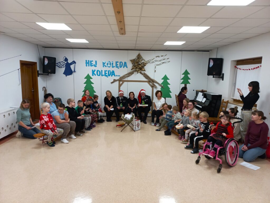 Wspólne zdjęcie dzieci z Przedszkola i Szkoły ze strażakami