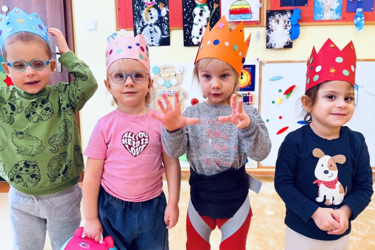 Dzieci w koronach na głowach