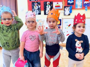 Dzieci w koronach na głowach