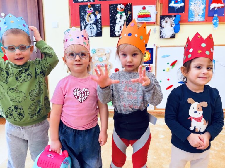 Dzieci w koronach na głowach