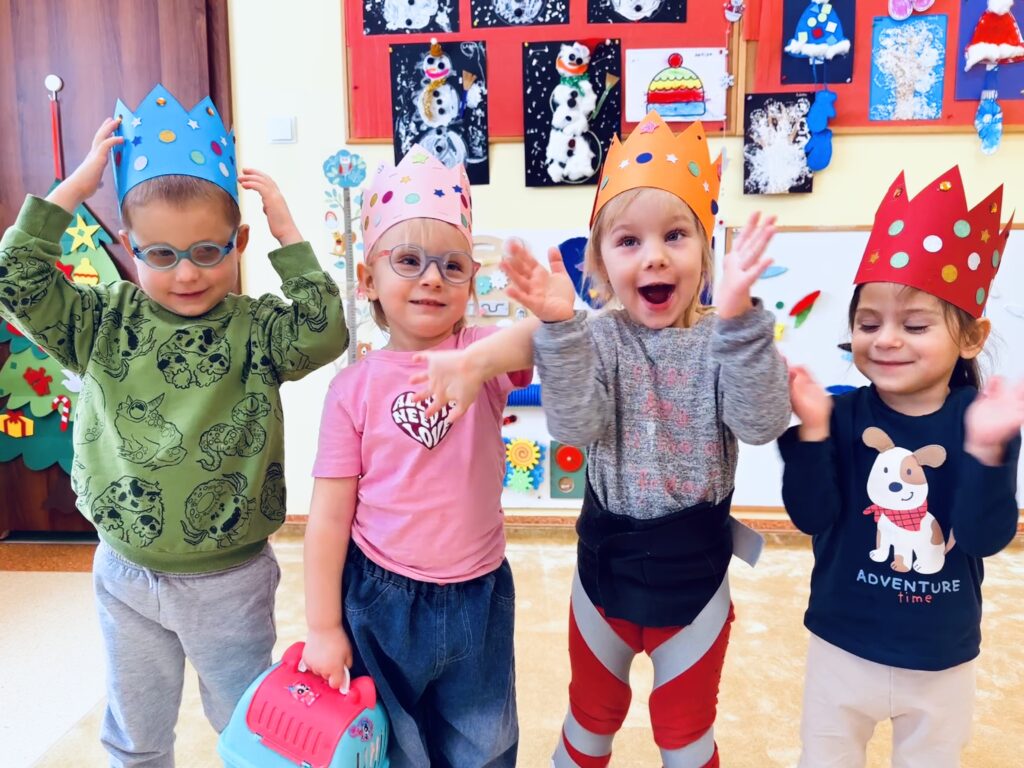 Dzieci w koronach na głowie