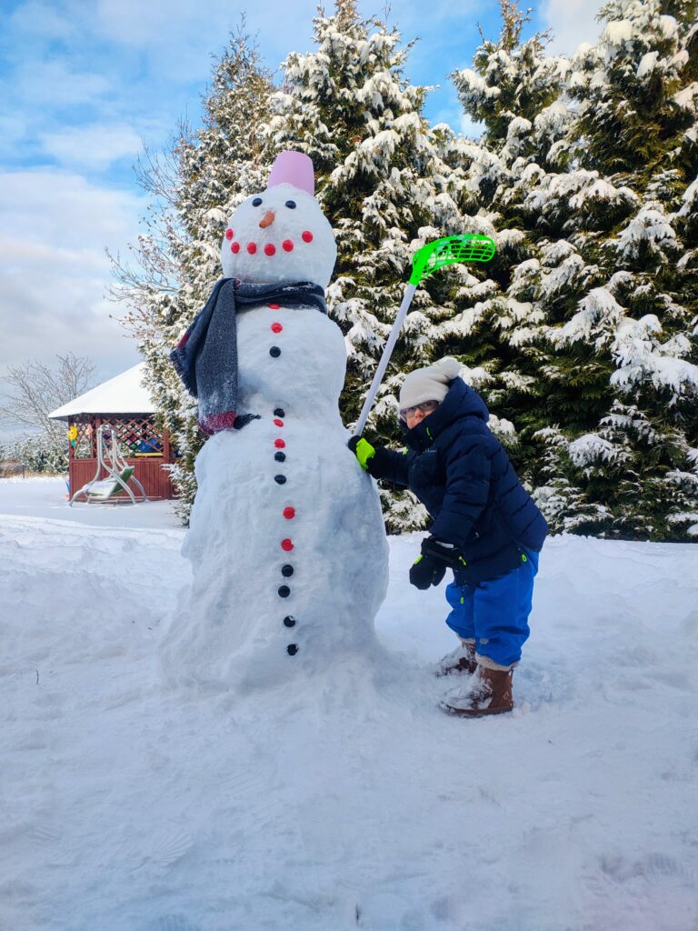 Felek trzymający bałwana