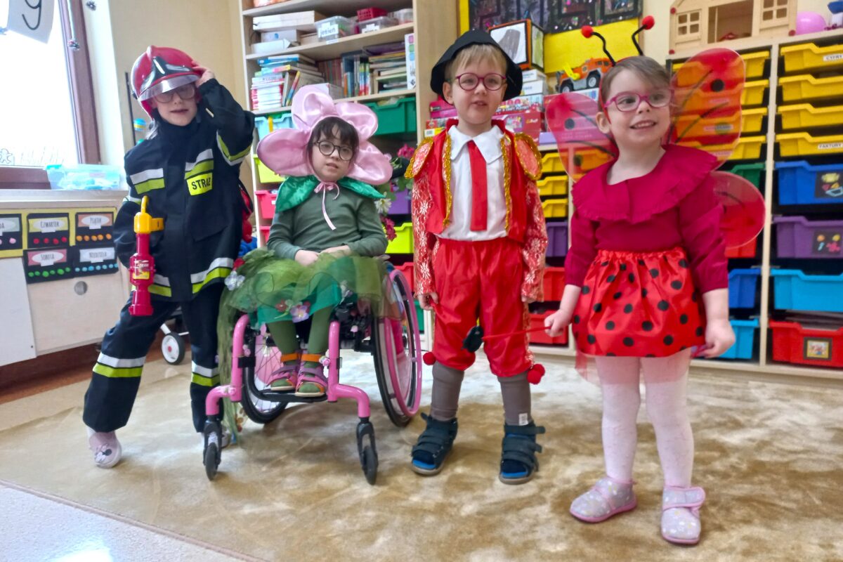 Promyczki w strojach karnawałowych