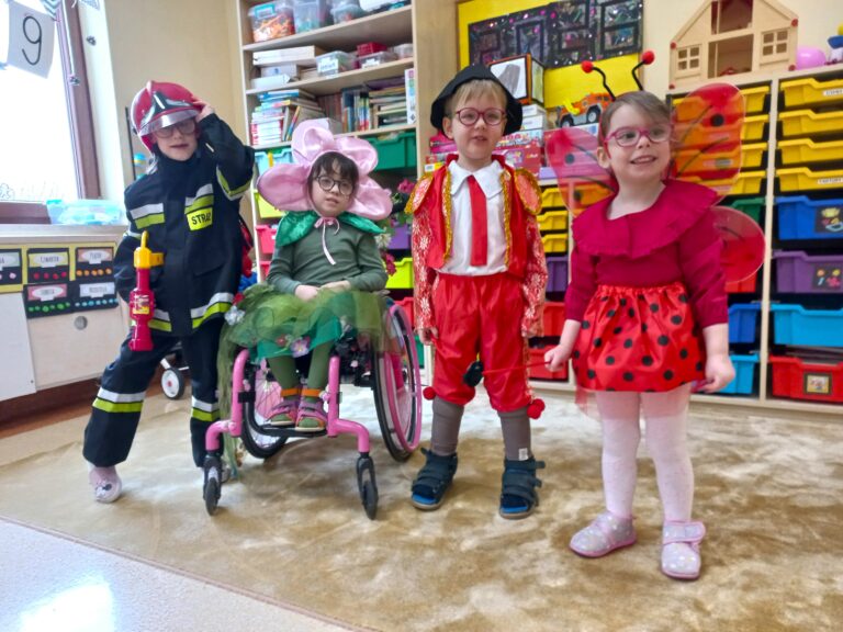 Promyczki w strojach karnawałowych