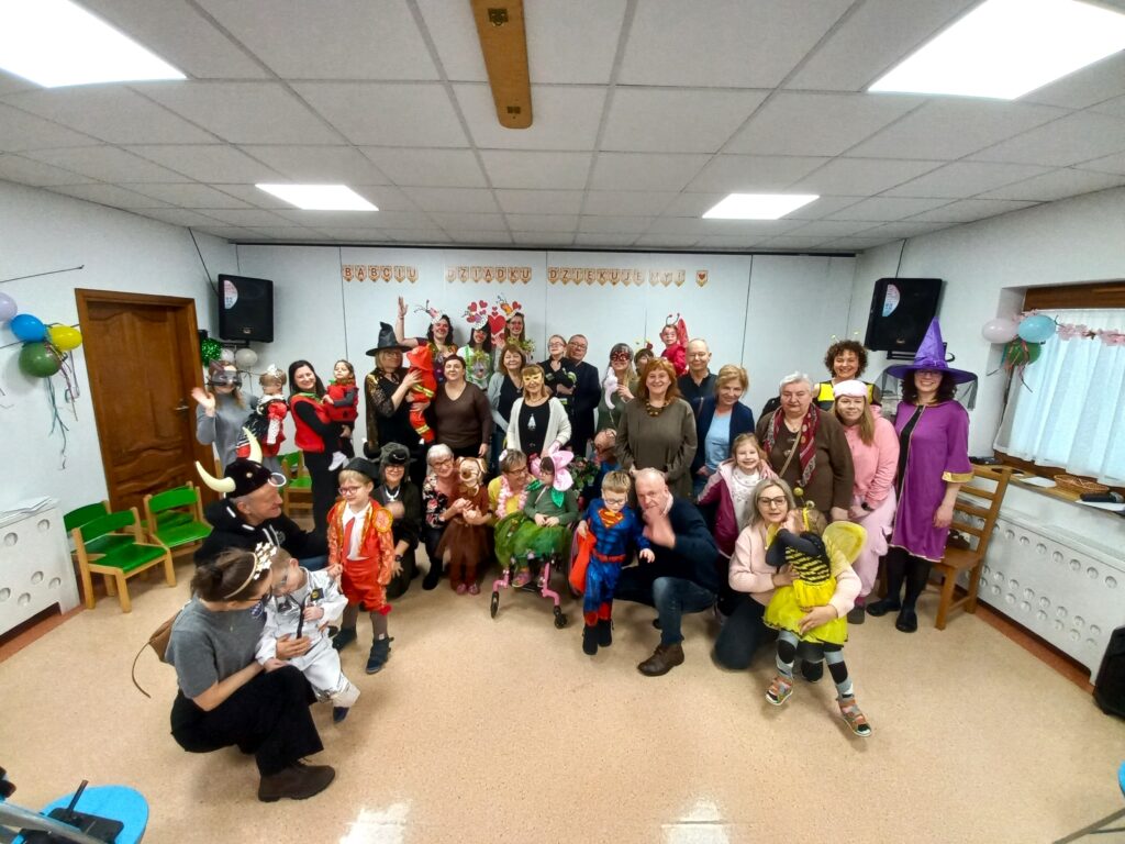 Wspólne zdjęcie dzieci z Dziadkami