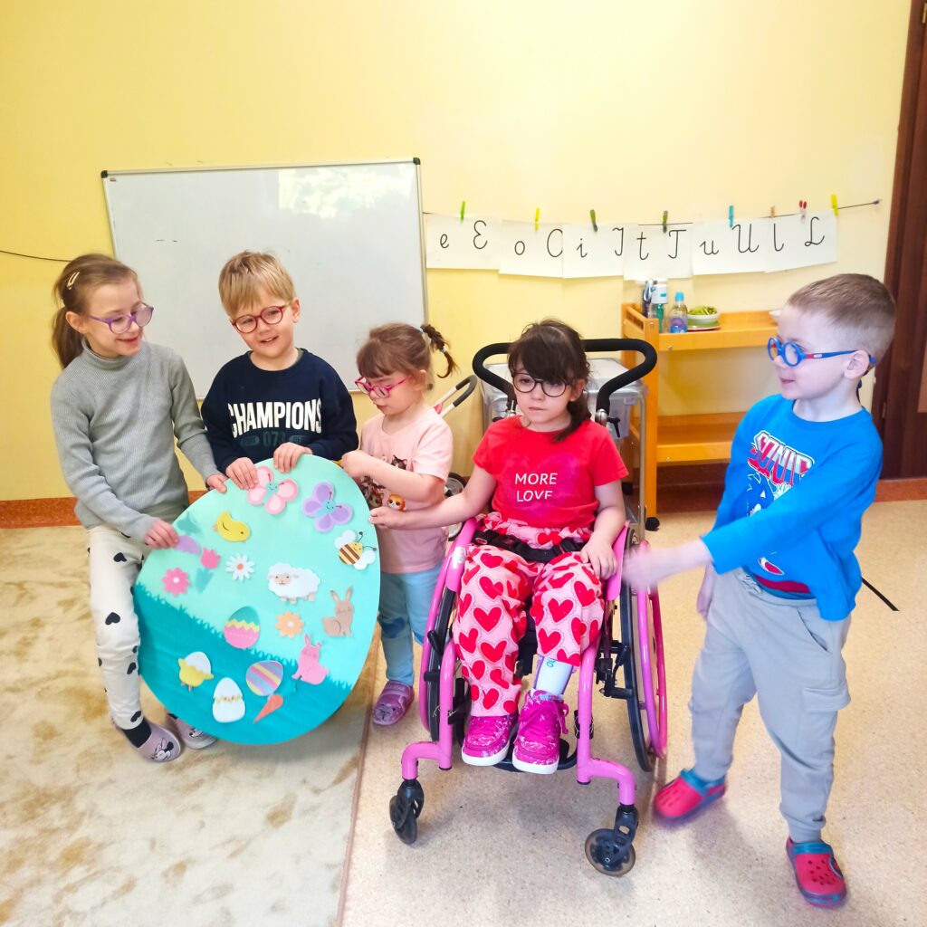 Grupa Promyczków z jajkiem wielkanocnym