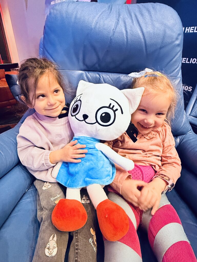 Ala i Laura z maskotką Kici Koci