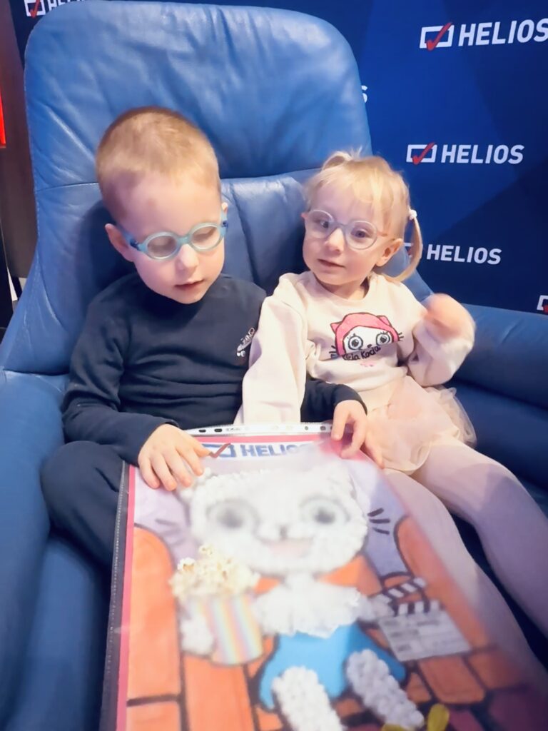 Jasiu i Anielka z pracą plastyczną