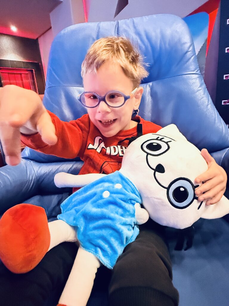 Igi z maskotką Kici Koci