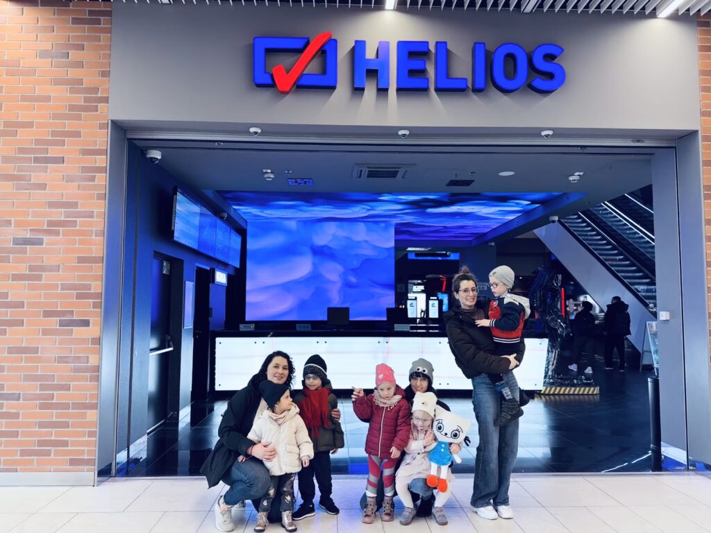 Grupa Słoneczek przed kinem