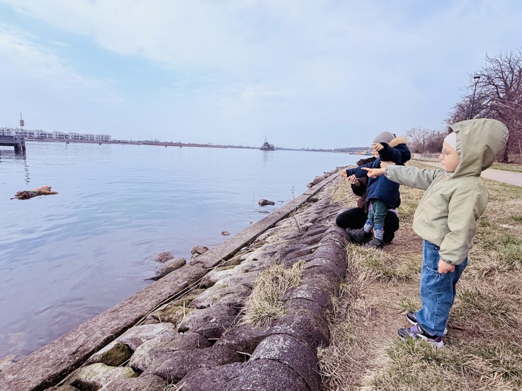 Dzieci pokazują palcami gdzie płynie marzanna