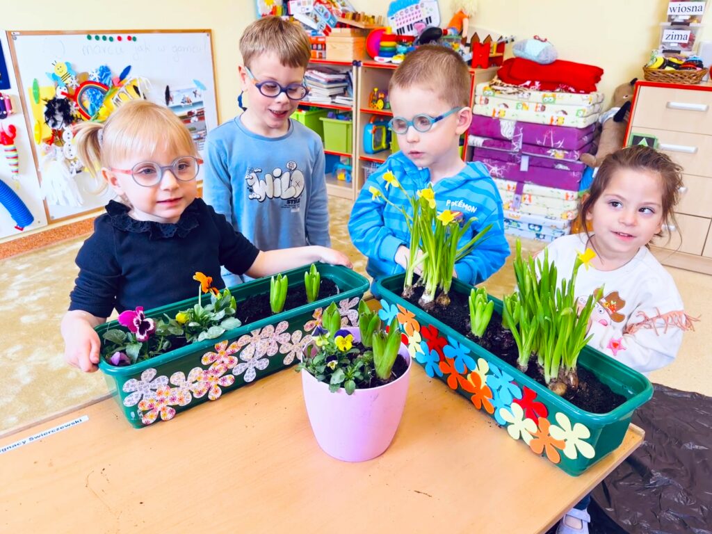 Słoneczka przy zasadzonych kwiatkach