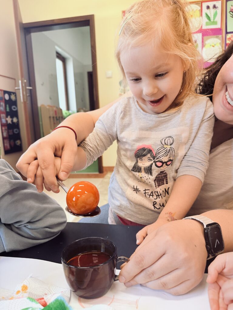 Zachwyt farbowania jajek