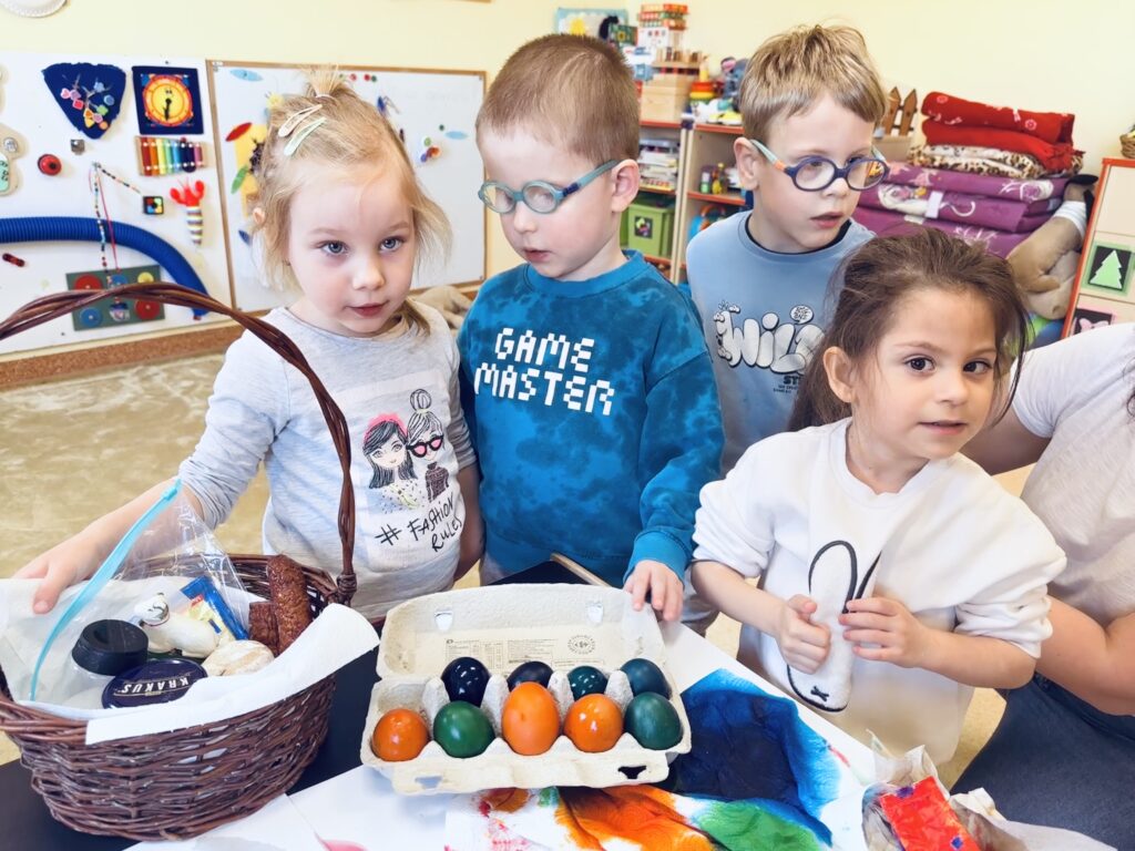 Grupa przy koszyczku wielkanocnym