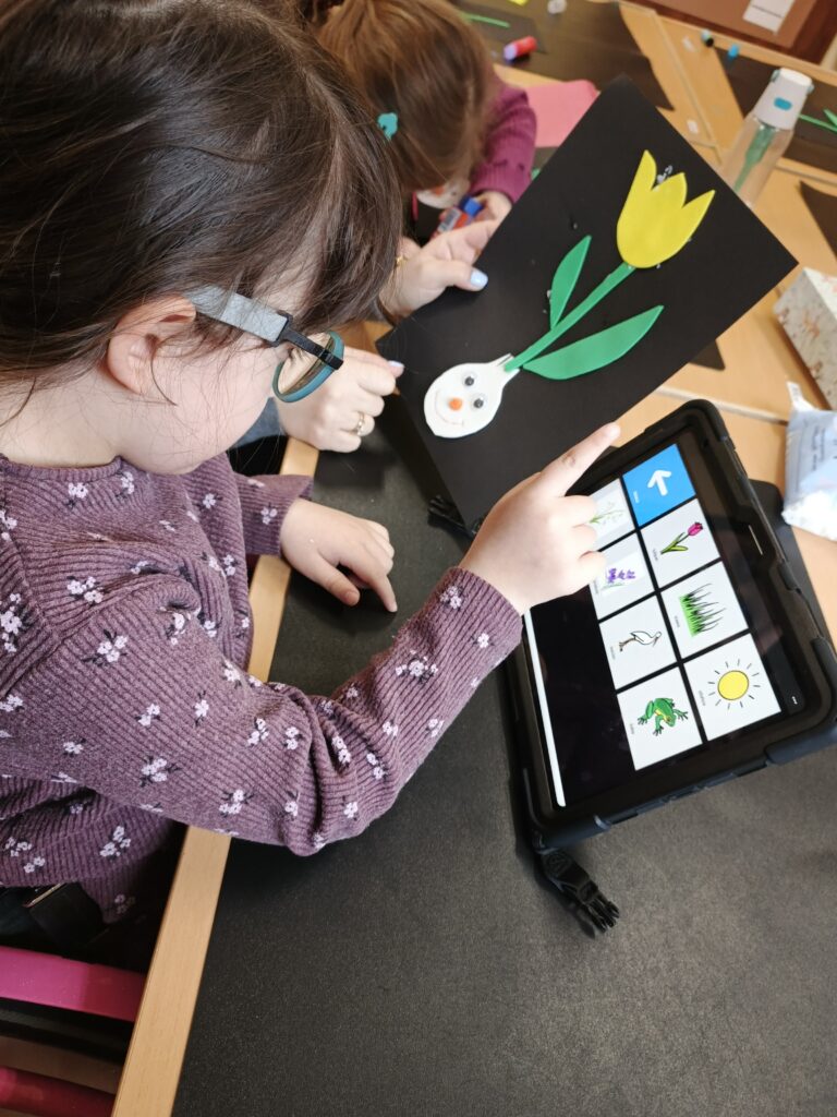 Ula pokazuje na tablecie kwiaty