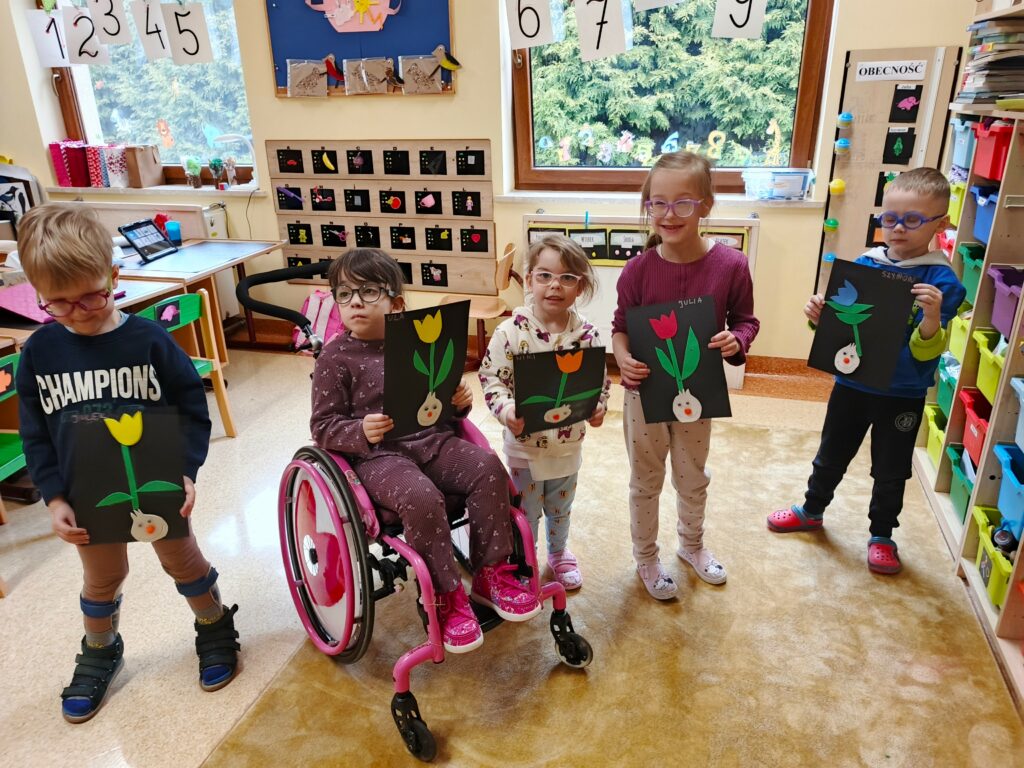 Promyczki z pracami plastycznymi wzrostu kwiatów