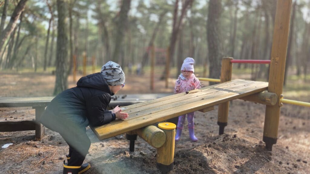 Szymon i Wiktoria na leśnej ścieżce zdrowia