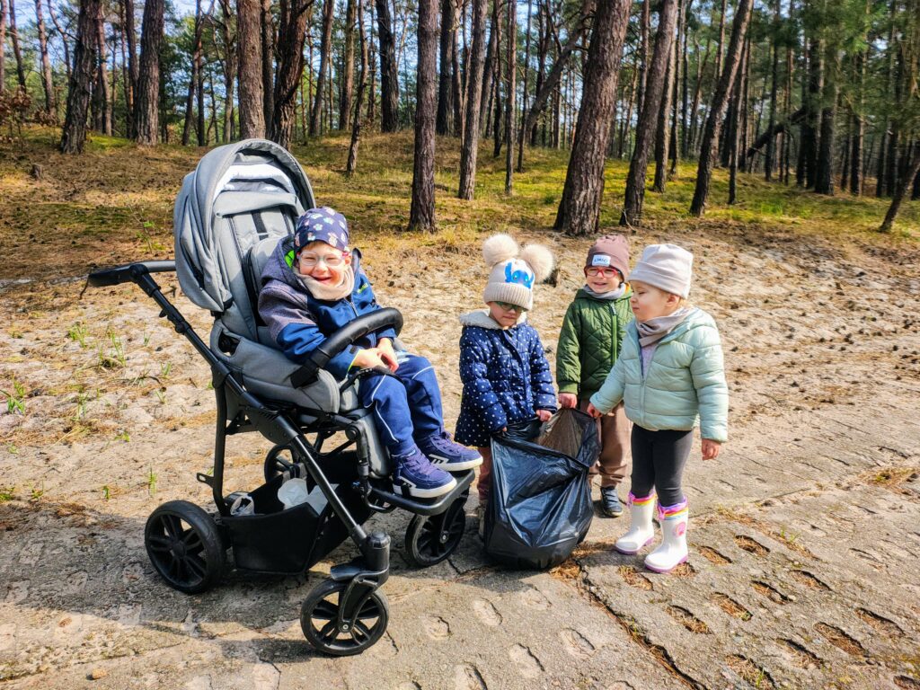 Gwiazdeczki na sprzątaniu świata w lesie 