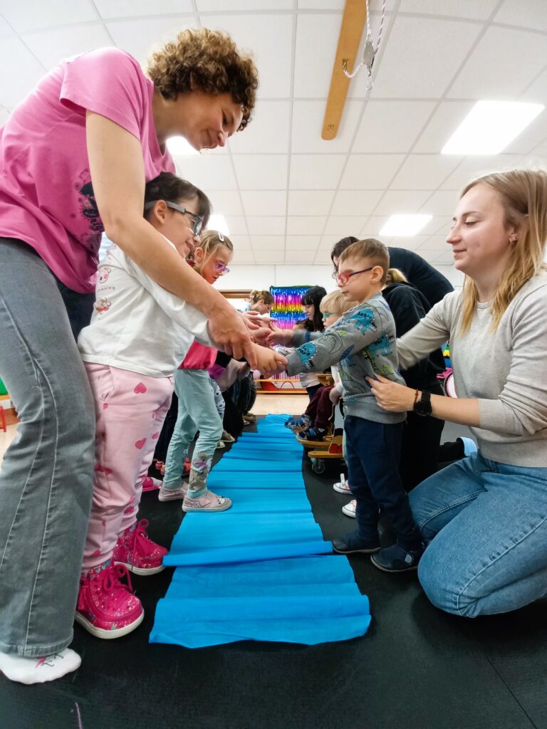 Budowanie mostu z rąk dzieci