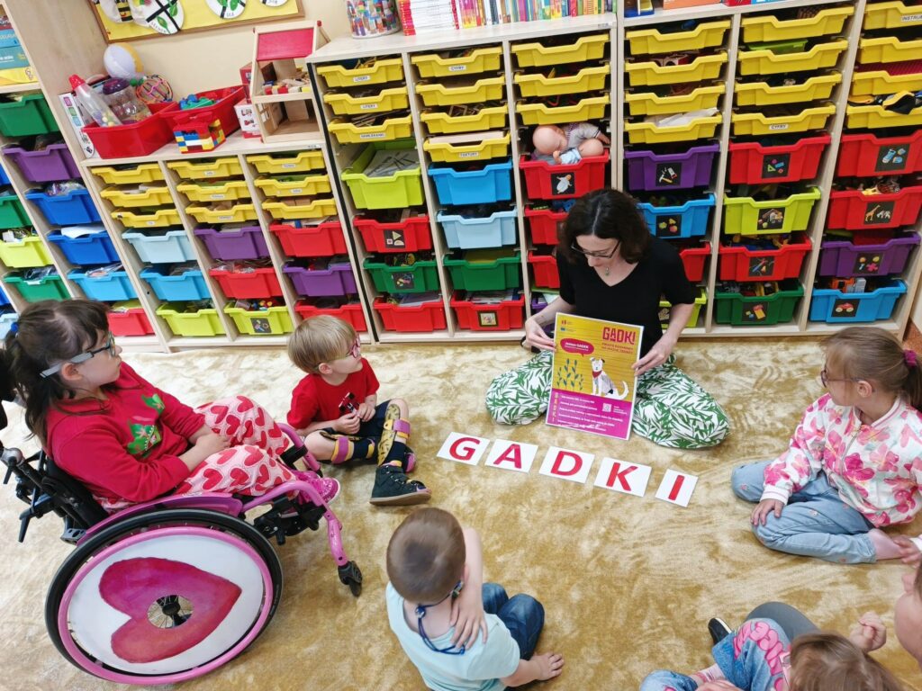 p.Basia prowadzi zajęcia na podstawie filmu "Gadki"