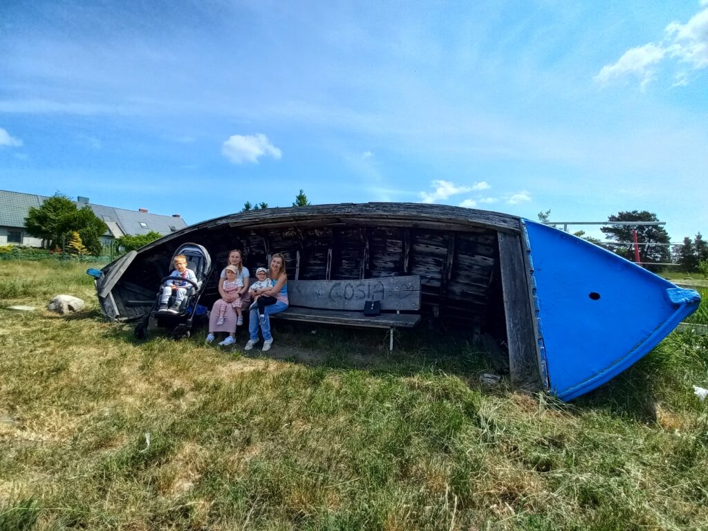 Grupa Gwiazdeczek w starej łodzi