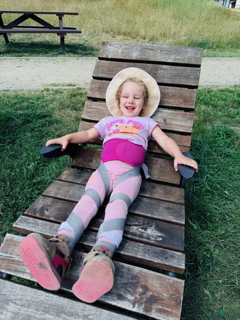 Laura na leżaku opala się