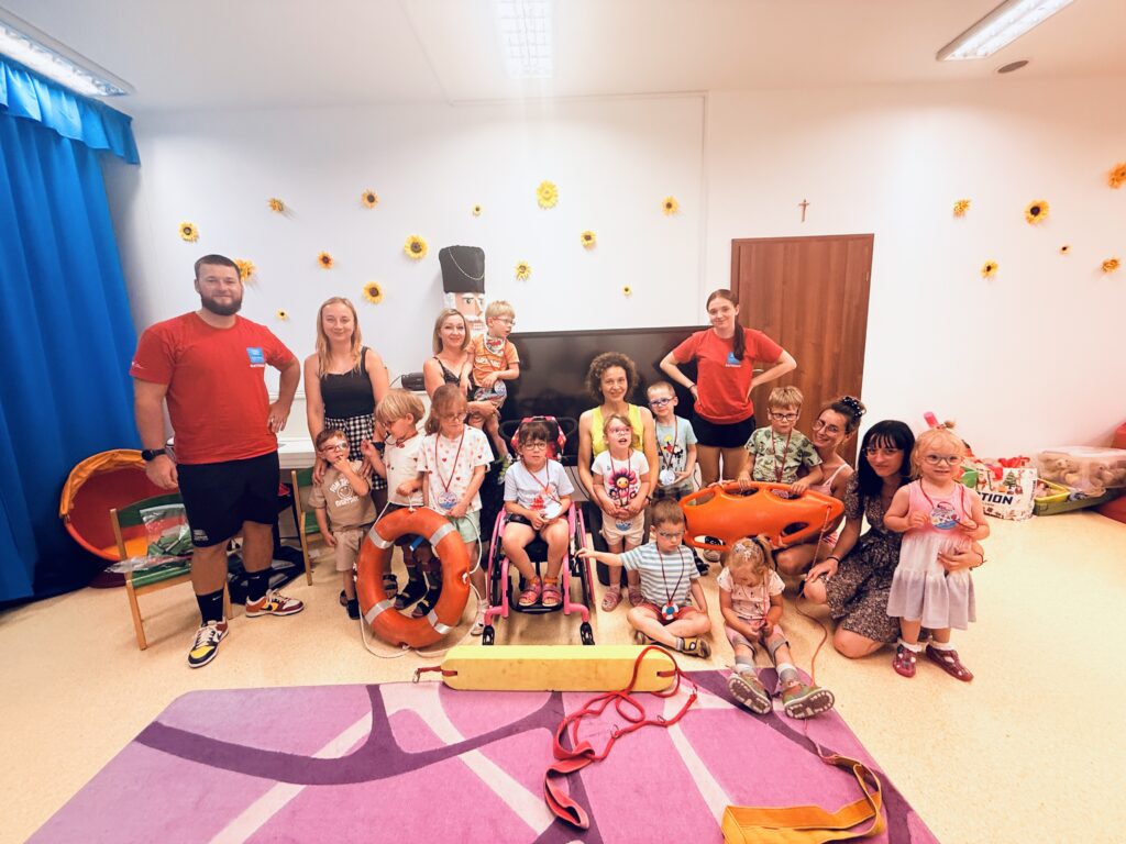 Wspólne zdjęcie z ratownikami wodnymi