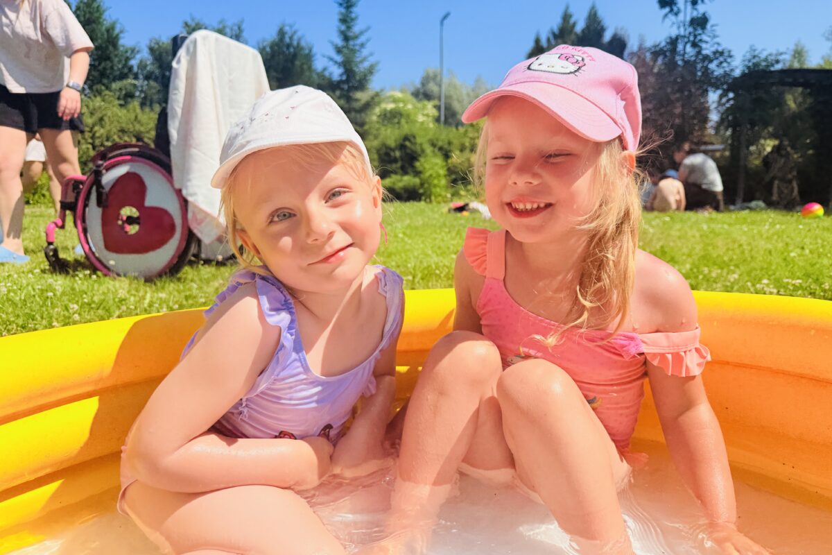 Anielka z Laurą w basenie
