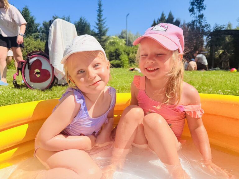 Anielka z Laurą w basenie