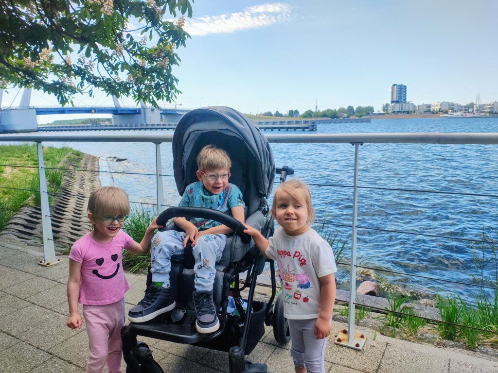 Lena, Felek i Julia przy moście na Martwej Wiśle 