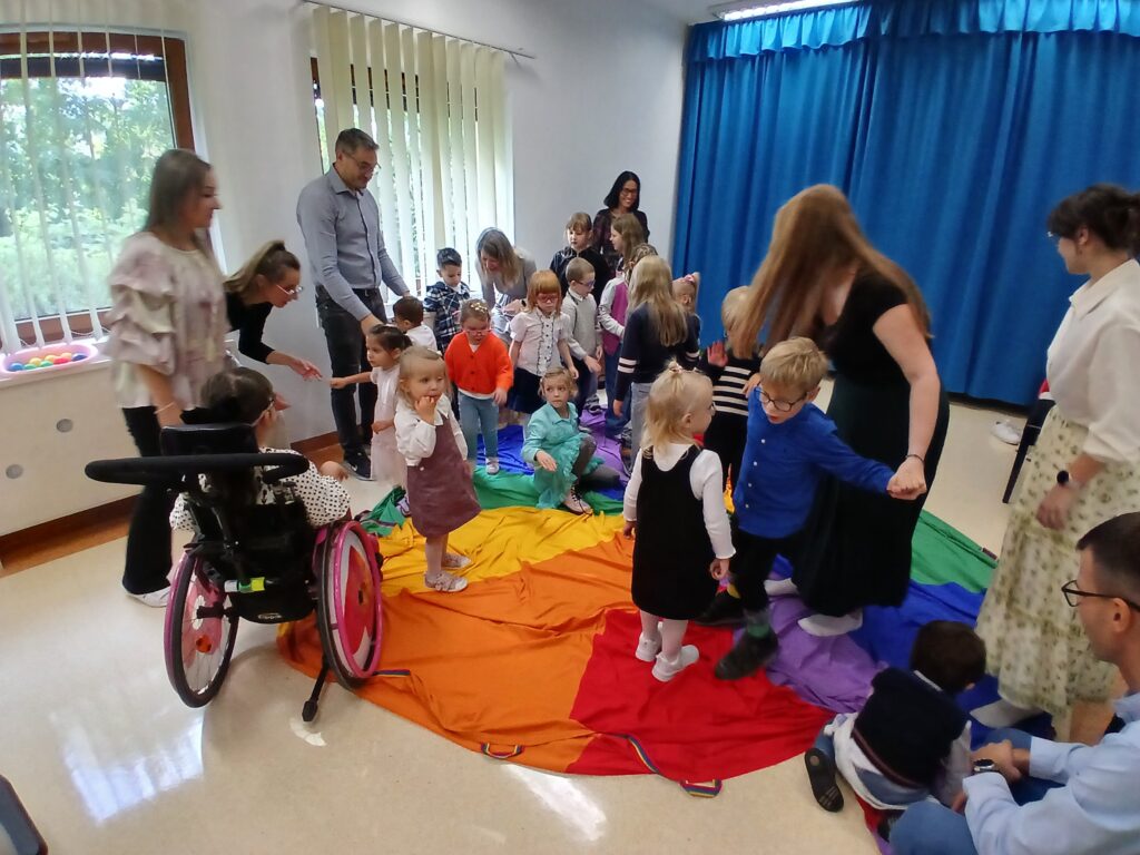 Zabawa dzieci z chustą animacyjną