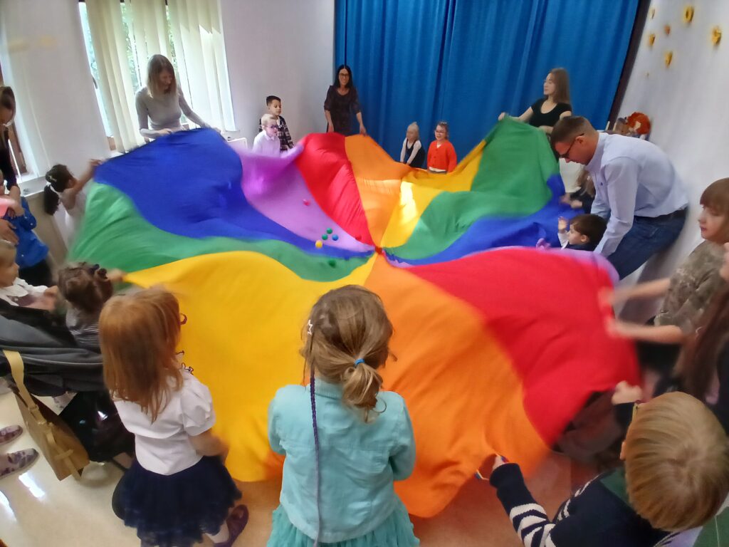 Zabawa dzieci z chustą animacyjną
