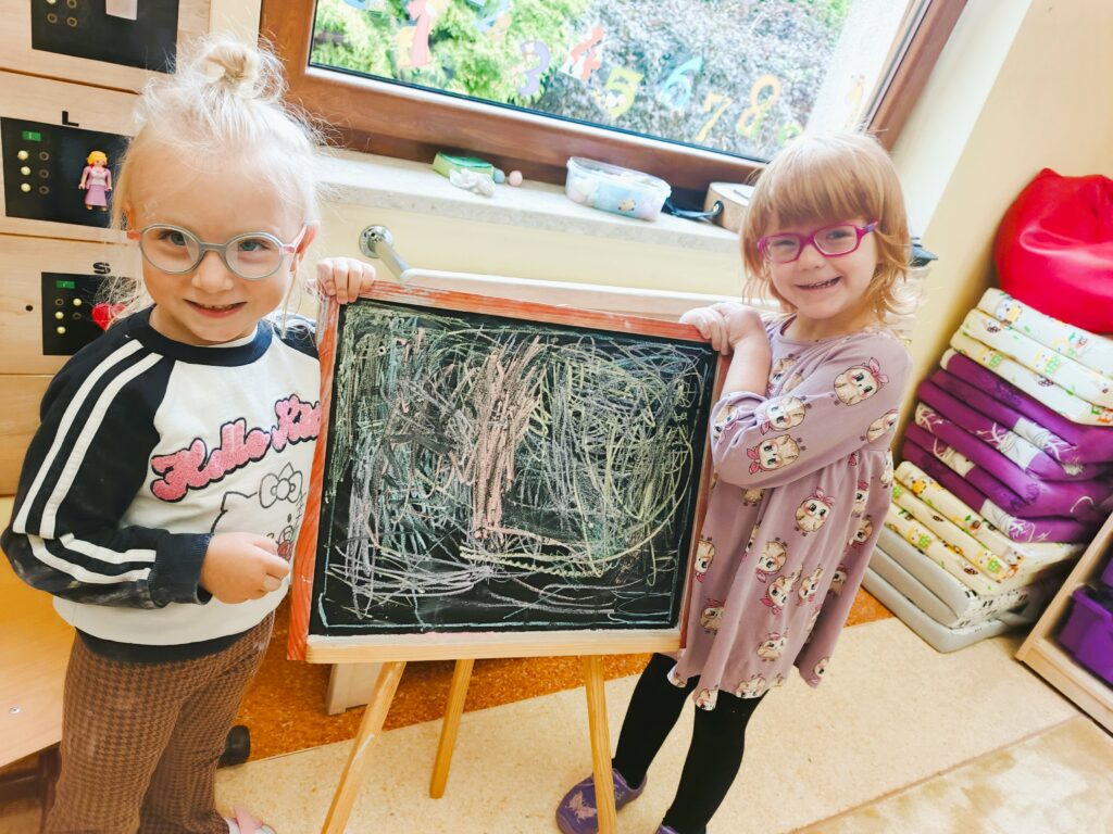 Anielka z Wiktorią z artystycznym dziełem