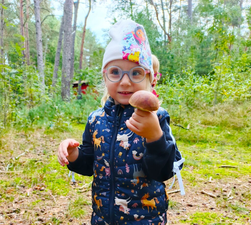 Anielka z grzybkiem w ręce