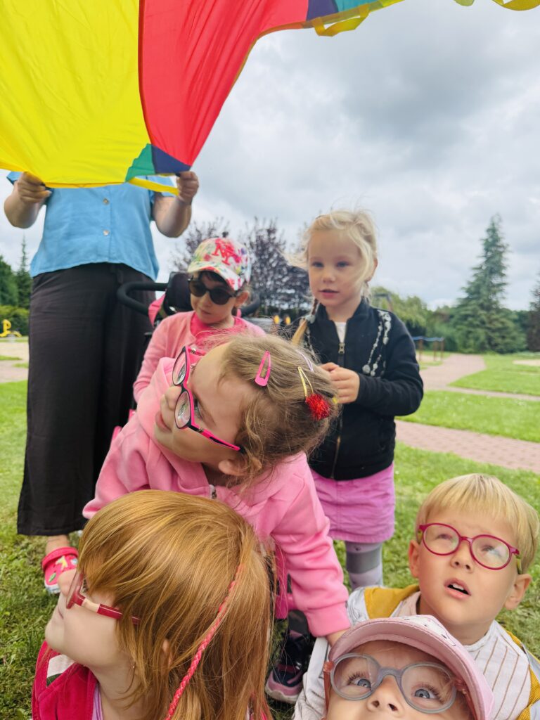 Dzieci pod chustą klanzą